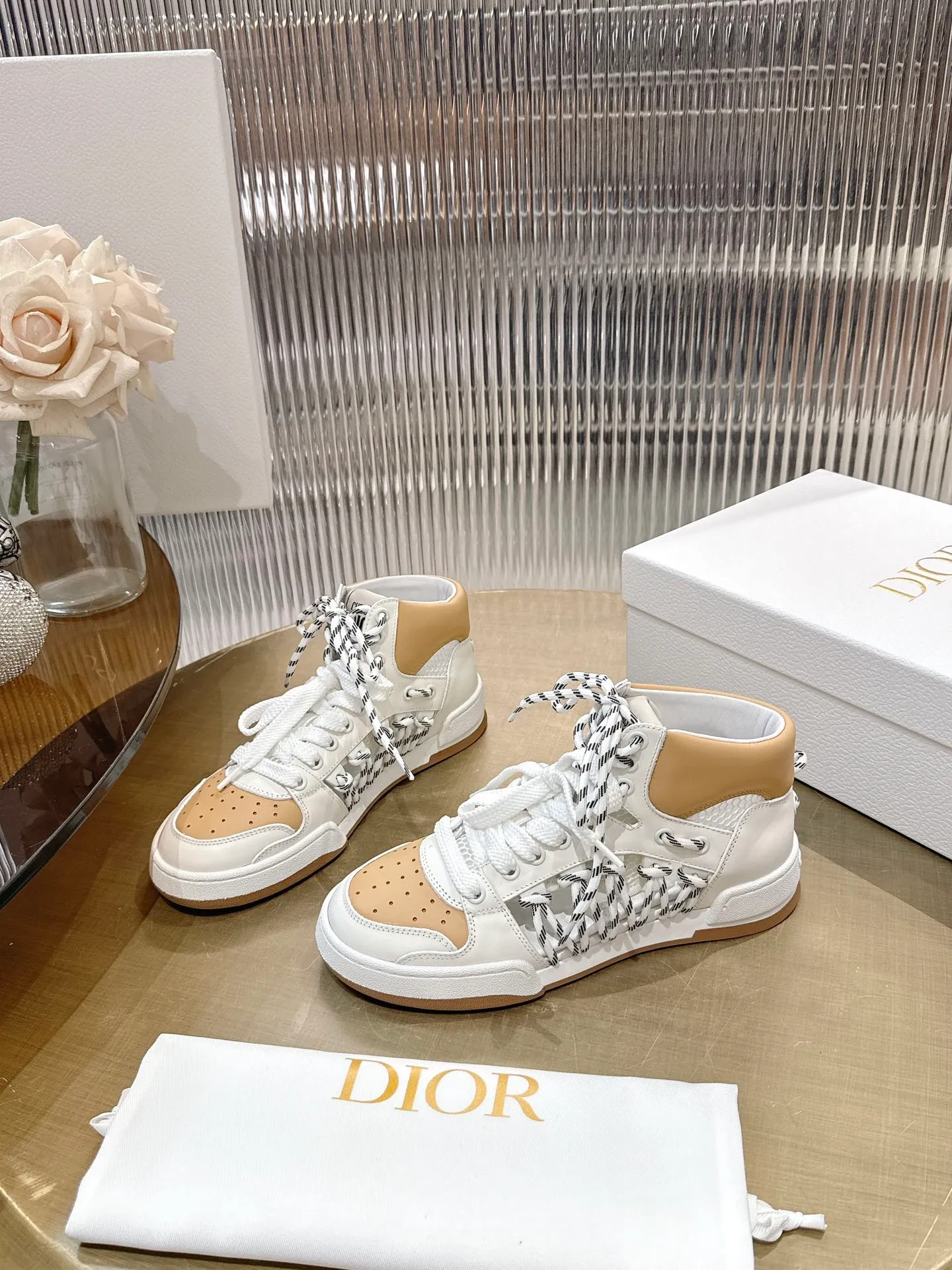 👟👟Ex-factory price 740👟👟 (Top version) Couple model Dior, C’est 25 new college style casual fashion high-top sneakers, showing eye-catching and fashionable style. Carefully crafted, the hollow design on the side of the upper is super fashionable, and the details also add a touch of elegance. The lightweight two-tone sole offers exceptional comfort and sporty style. Can add a stylish touch to any casual look. The tongue and sole are decorated with the Christian Paris logo, and the cowhide design is styled. Women's size 35-44